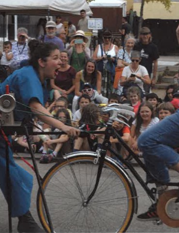 Spectacle "Frou-frou, rétropédalage historique pour en découdre avec la robe" - Saint-Donat