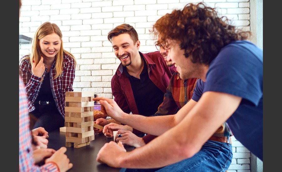 Jeux de société pendant la soirée