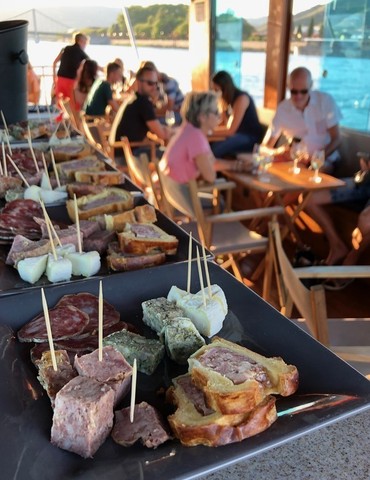 Pause repas, planche à partager spécial Foire à l'oignon - Les Canotiers