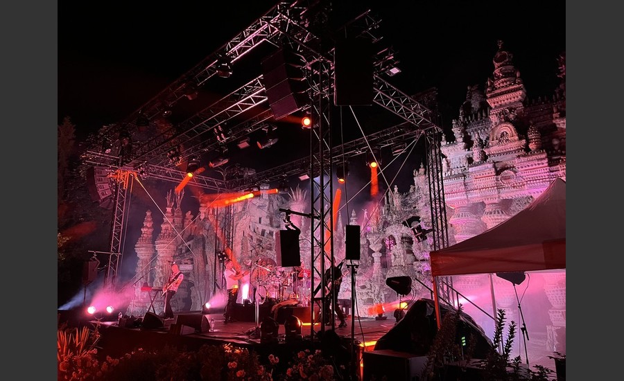 Photo du palais illuminé pendant un concert