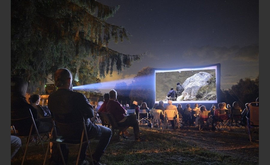 Photo représentant une projection de cinéma en plein air